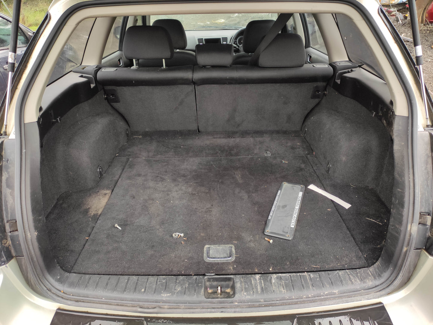#677 SUBARU OUTBACK  2004 FOR PARTS