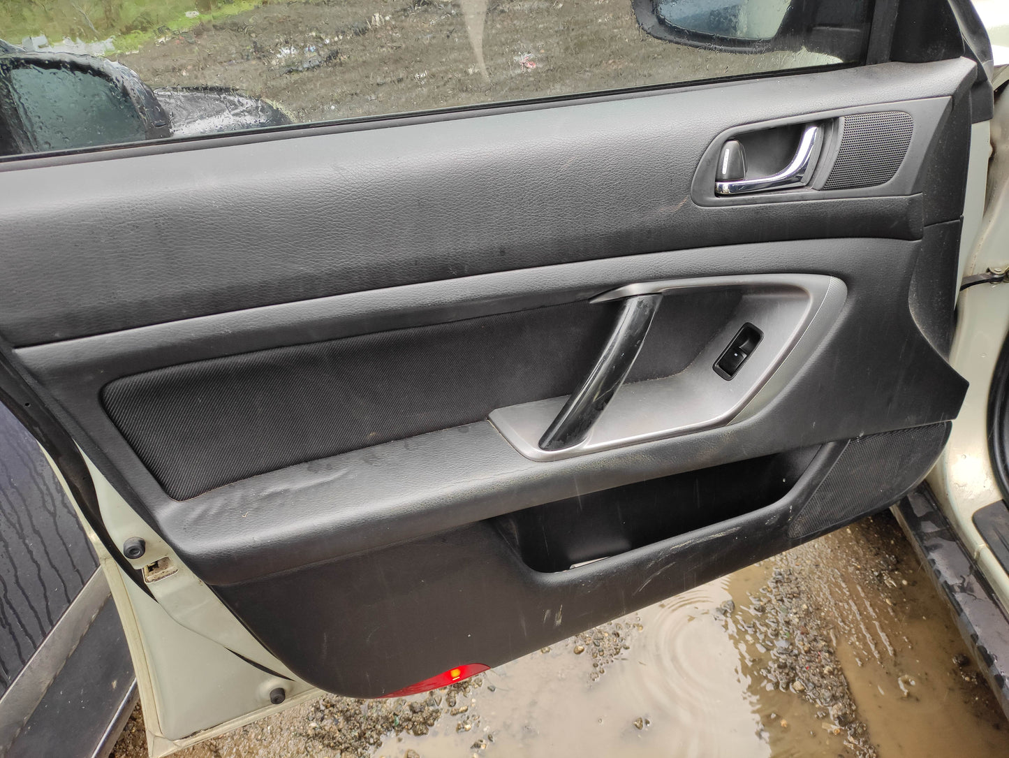 #677 SUBARU OUTBACK  2004 FOR PARTS