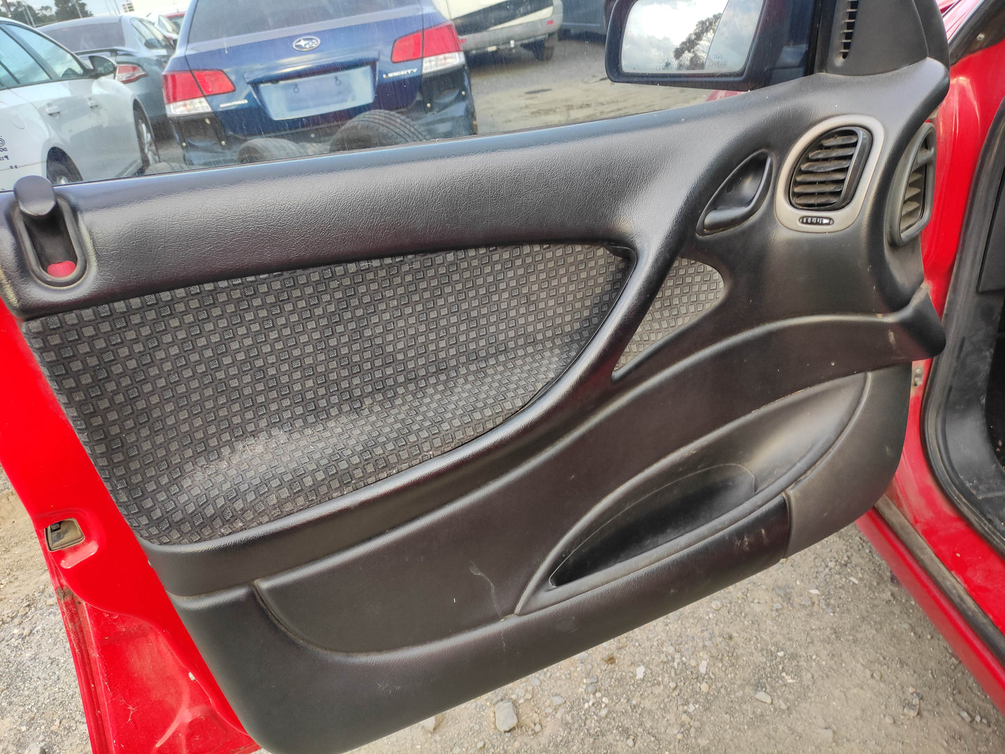 WRECKING HOLDEN CREWMAN VZ 2005 UTE RED- QUALITY PARTS AVAILABLE [SHIPING AUSTRALIA WIDE