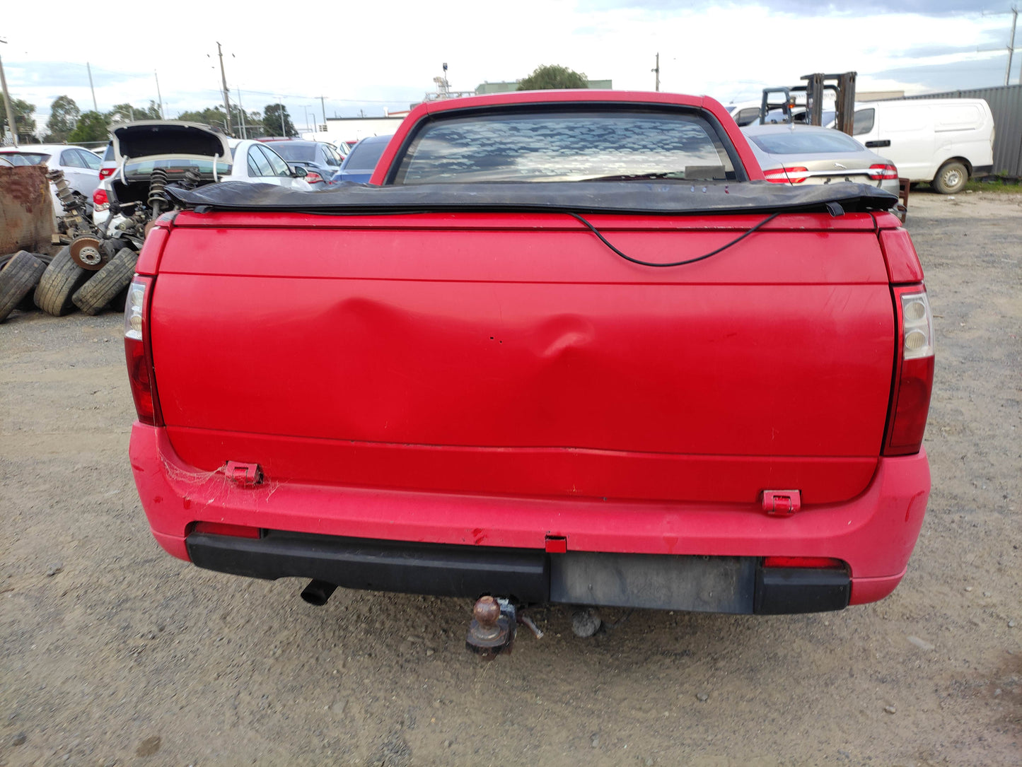 WRECKING HOLDEN CREWMAN VZ 2005 UTE RED- QUALITY PARTS AVAILABLE [SHIPING AUSTRALIA WIDE