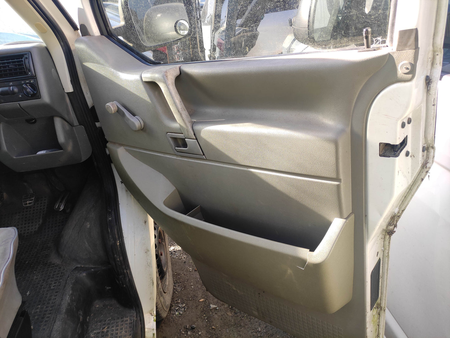 WRECKING VOLKSWAGEN CARAVELLE,TRANSPORTER 2001 FOR QUALITY PARTS SHIPPING AUSTRALIA WIDE